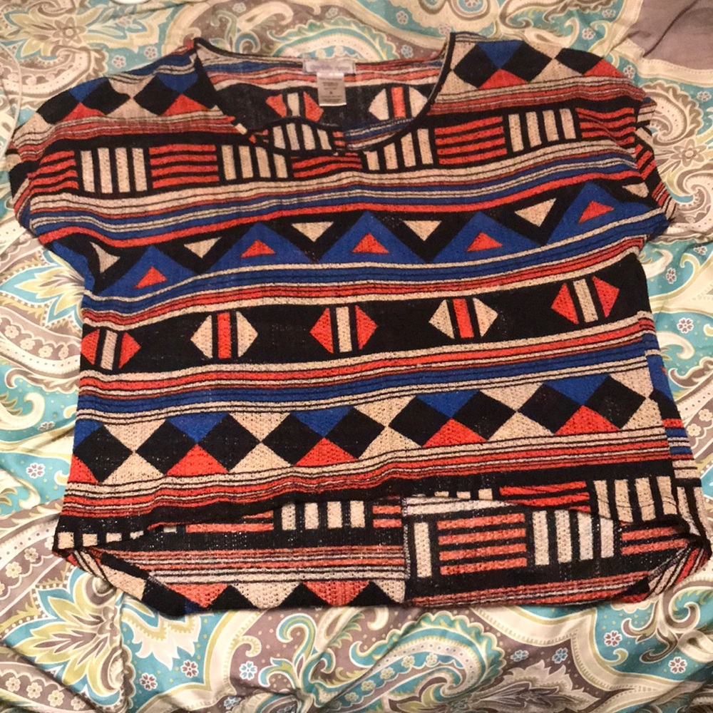 Cute modern semi crop top size: SMALL